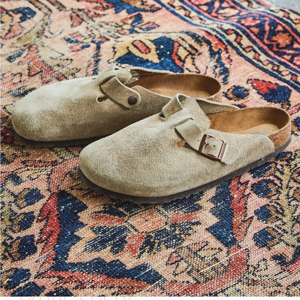 BIRKENSTOCK BOSTON IN TAUPE SUEDE